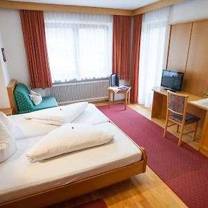 Zimmer mit Kingsize-Bett