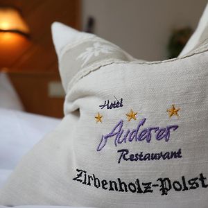 Zimmer mit Kingsize-Bett
